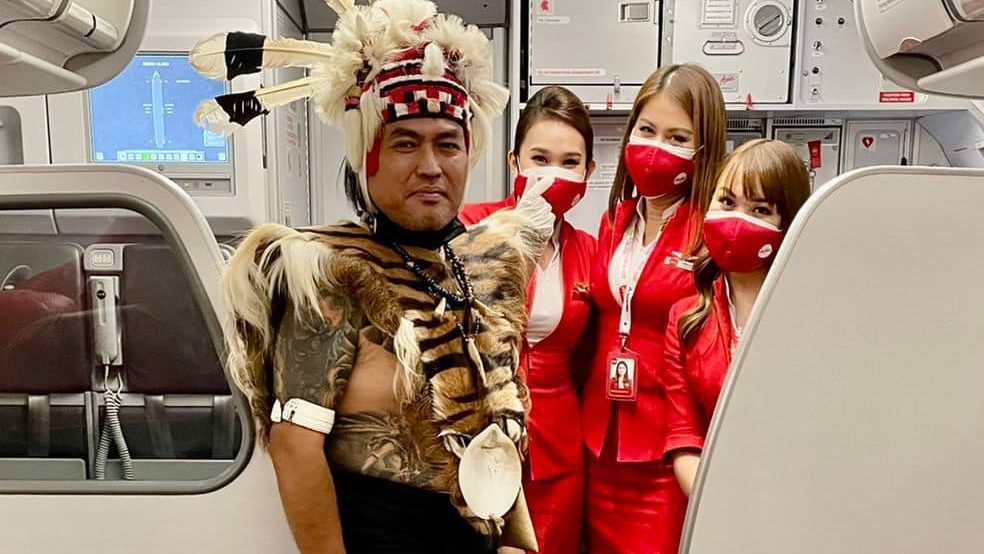 带著刺青赤脚上飞机 60原住民“霸气”推广伊班文化！