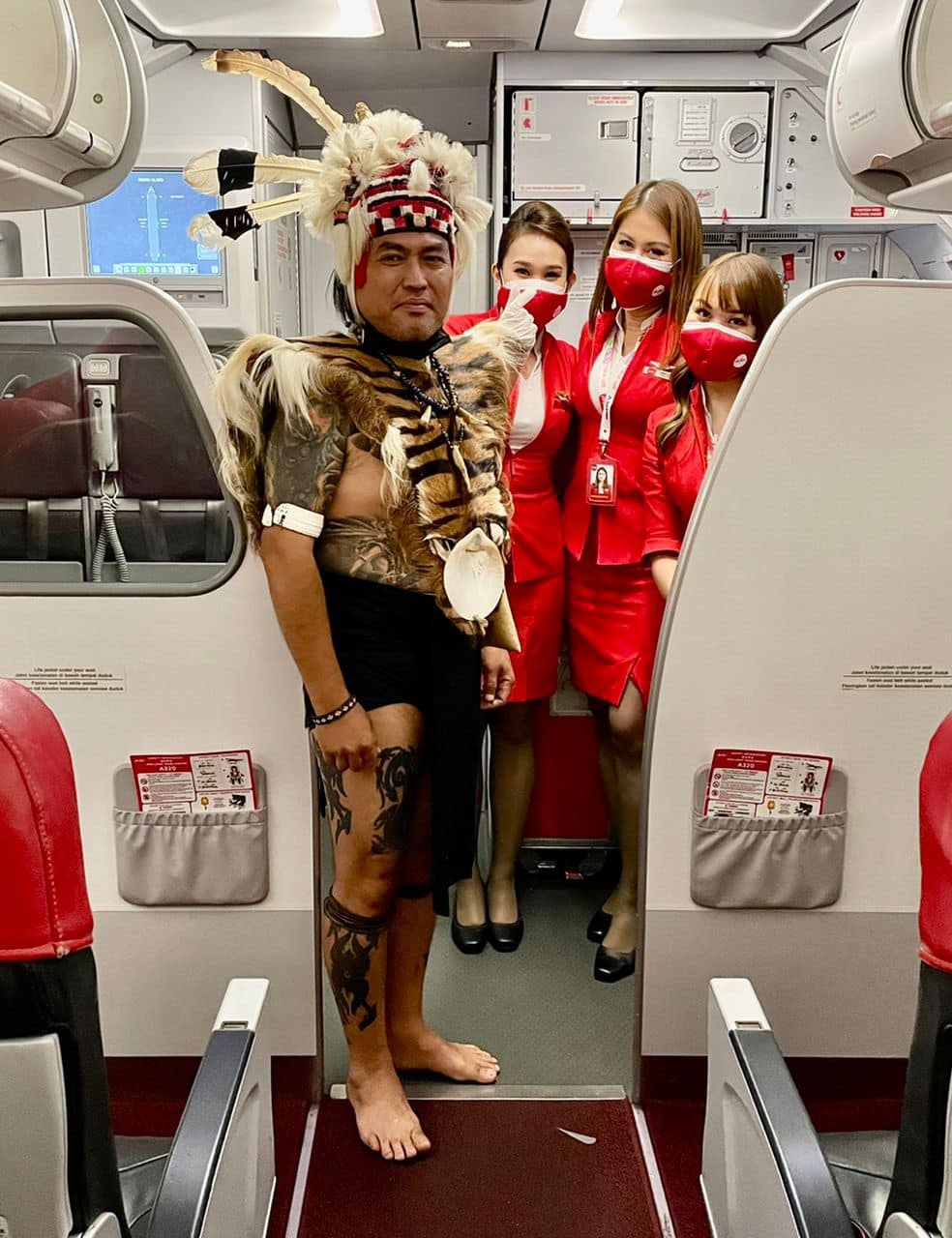 带著刺青赤脚上飞机·60原住民“霸气”推广伊班文化！
