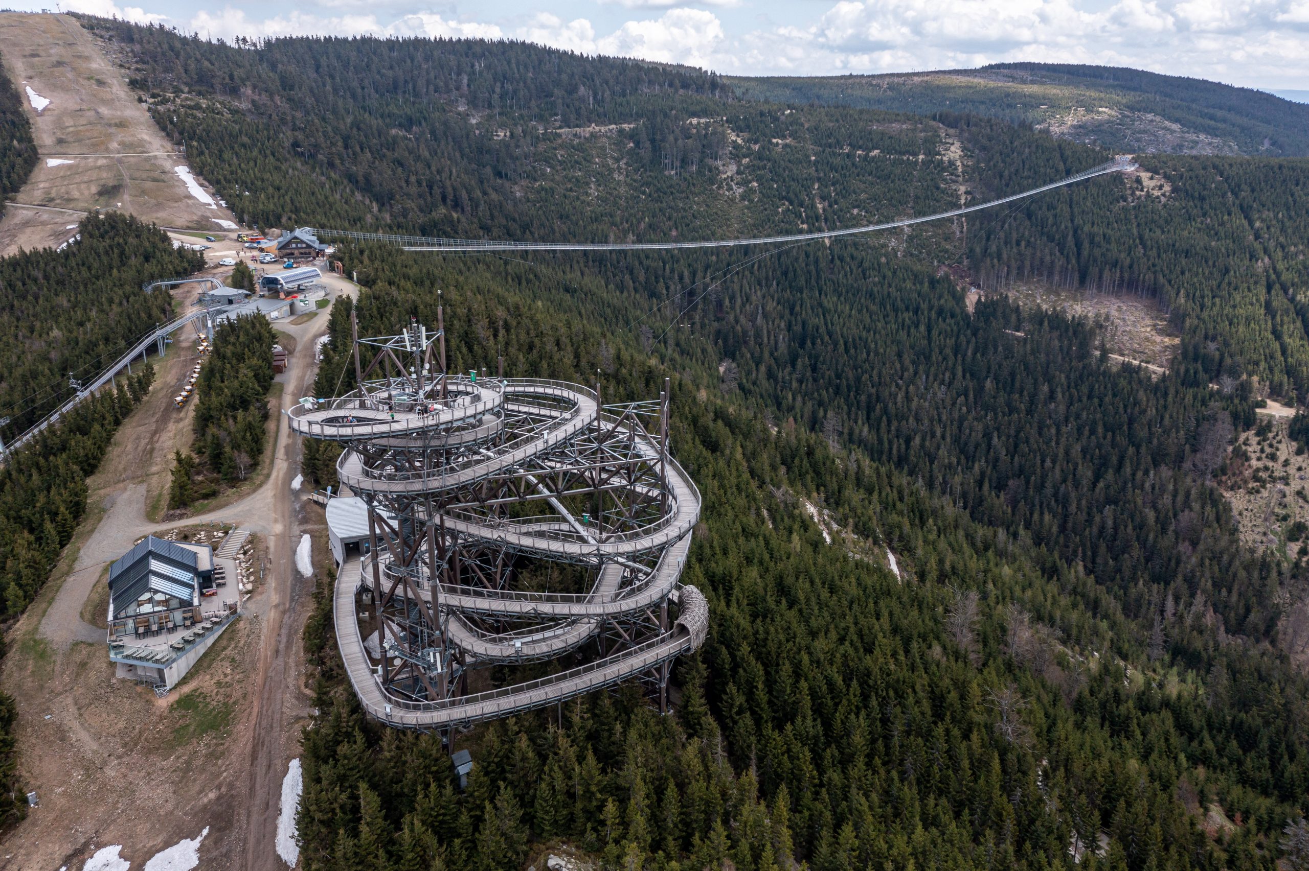 拚图）全球最长人行吊桥开幕　考游客胆量 全长721公尺离地95公尺