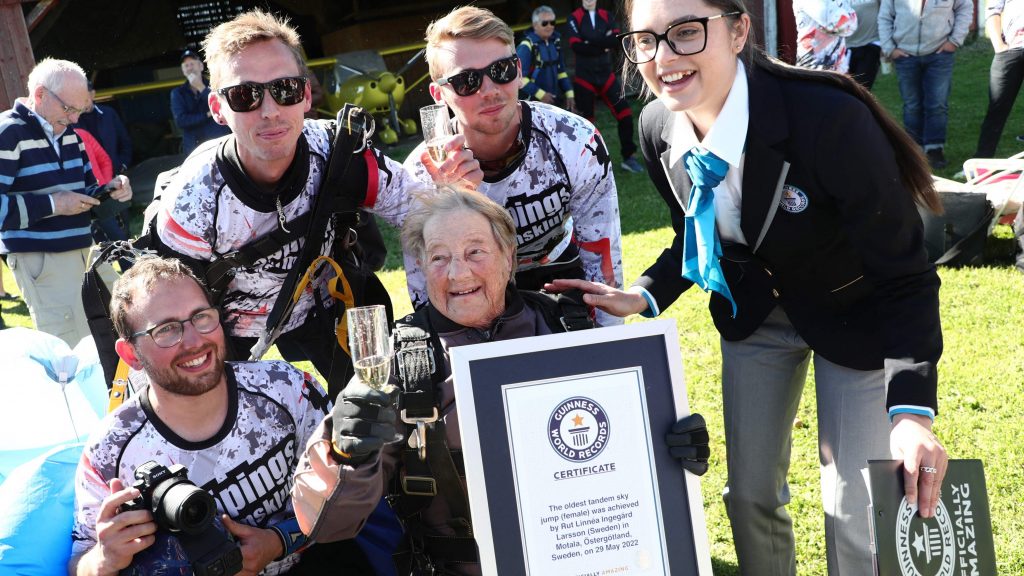 瑞典103岁奶奶创健力士纪录 成双人跳伞最年长者