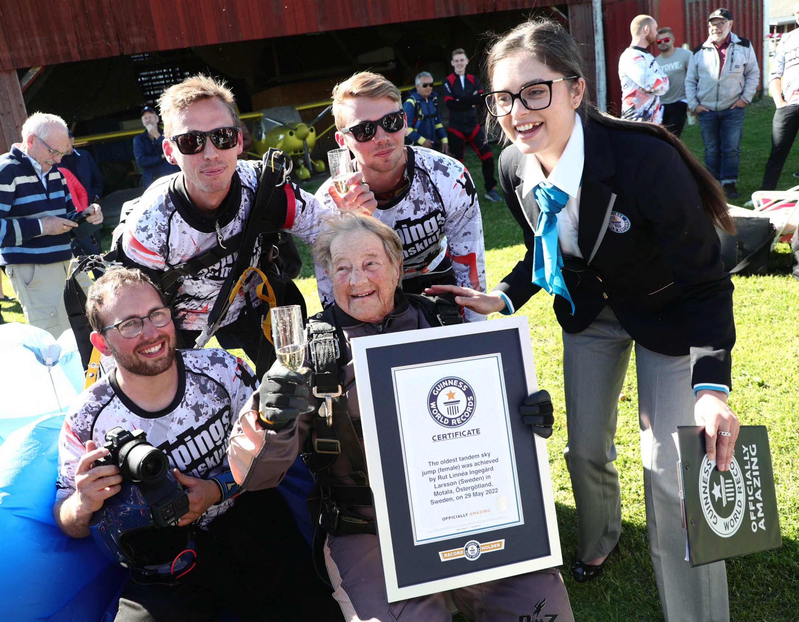 拼盘／瑞典103岁奶奶创健力士纪录 成双人跳伞最年长者 