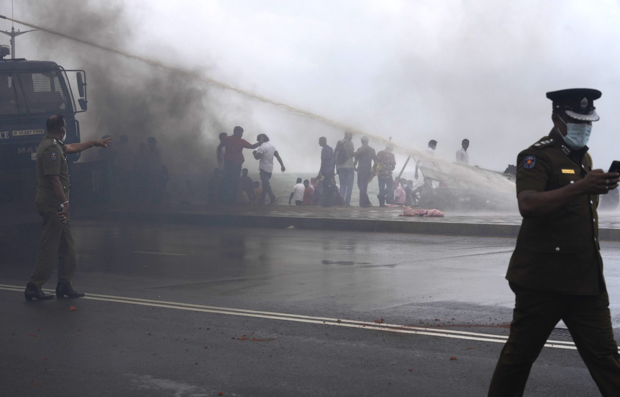 斯里兰卡动荡之夜5死200伤 总理辞职当天祖宅被纵火烧毁