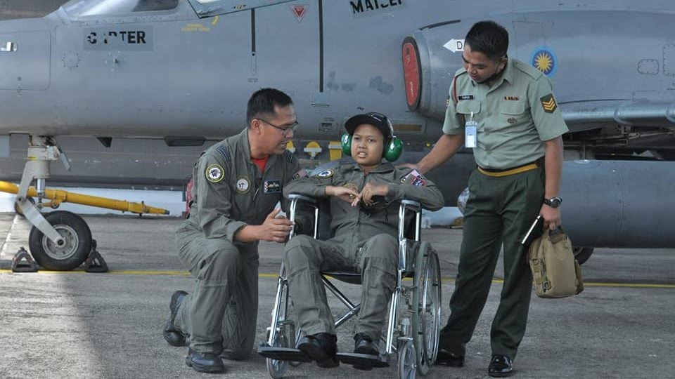参观基地穿制服当“空军” 抗癌少年圆愿离世