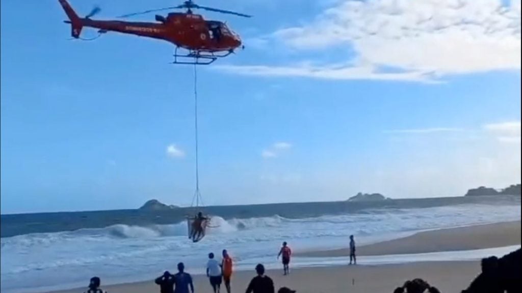 救生员救人后被卷走  运动员跳入巨浪相救