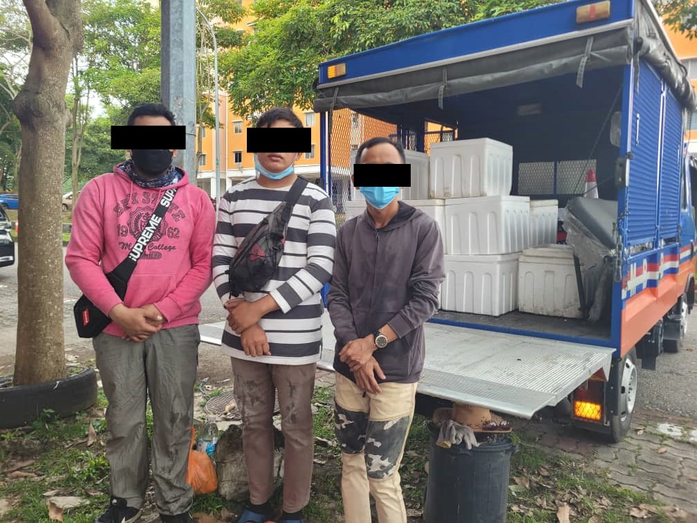 柔：3印尼人路口兜售水果，12箱腌制水果被警方起获。