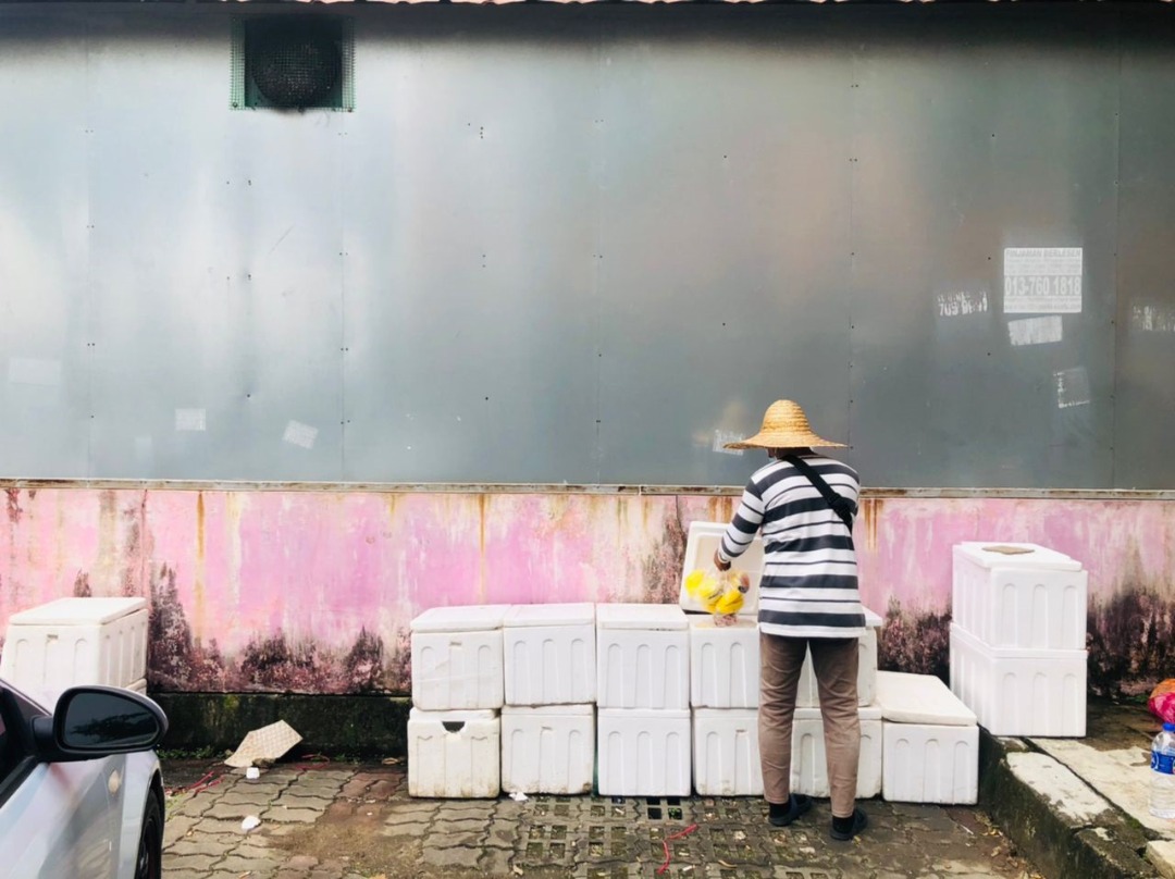 柔：3印尼人路口兜售水果，12箱腌制水果被警方起获。