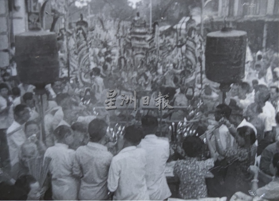 柔：封底：这些人那些事（5月9日刊）：中元节祭拜活动—东甲曾经的年度盛事