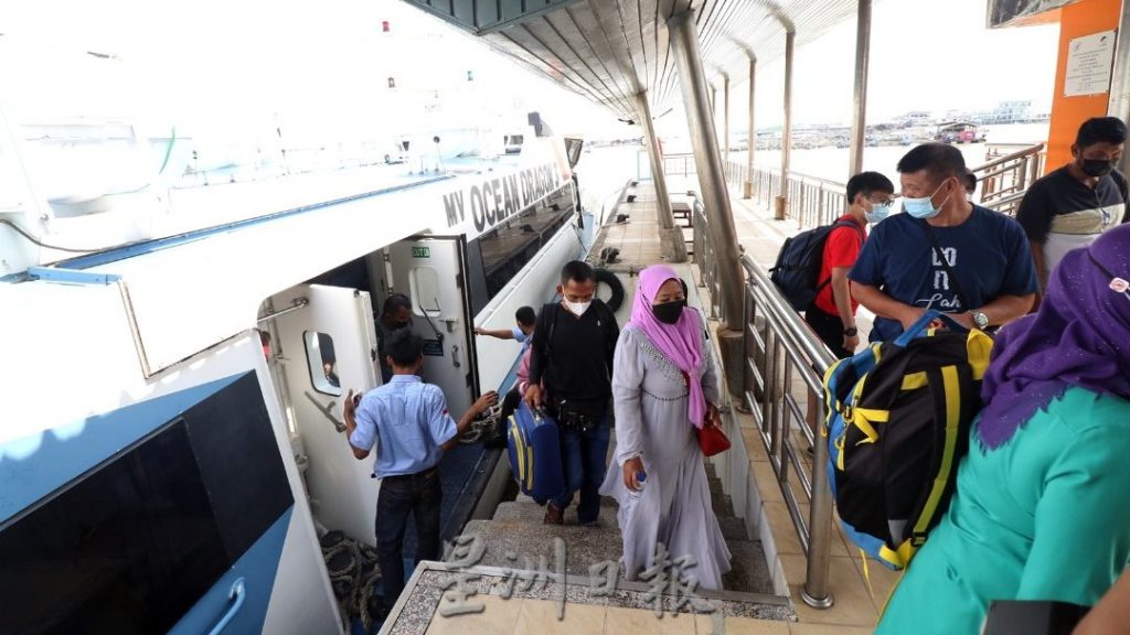 龟咯渡轮码头“活”起来了  首趟顺利载107人从印尼赴笨珍