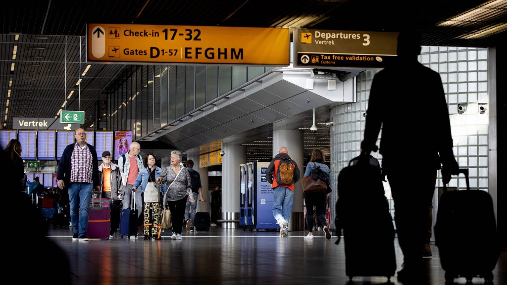 欧洲机场及航班16日起     不再强制旅客戴口罩