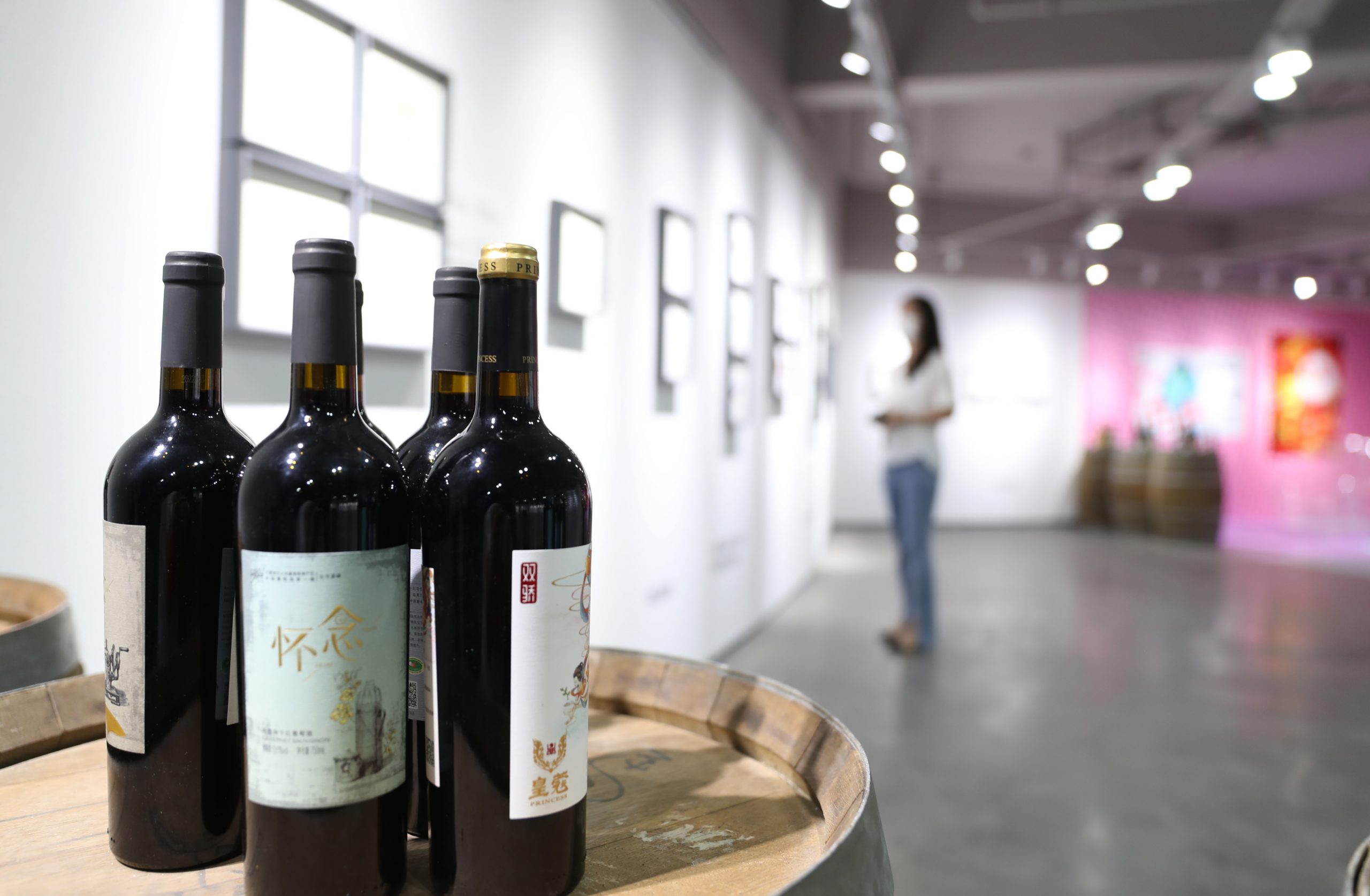 每日一展两图）中国规模最大葡萄酒酒标展览在宁夏开展