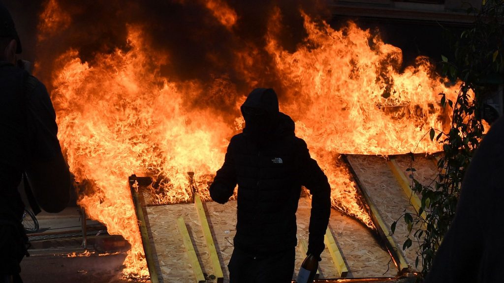法国五一示威爆冲突　巴黎陷火海
