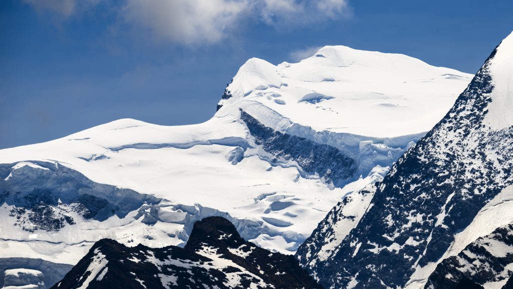 瑞士阿尔卑斯山脉结冰崩落 登山客2死9伤