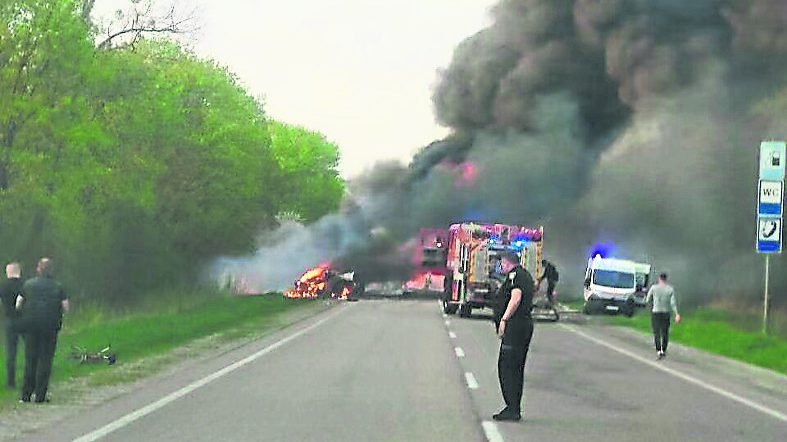 货车巴士油槽车相撞起火 死亡人数增至26人