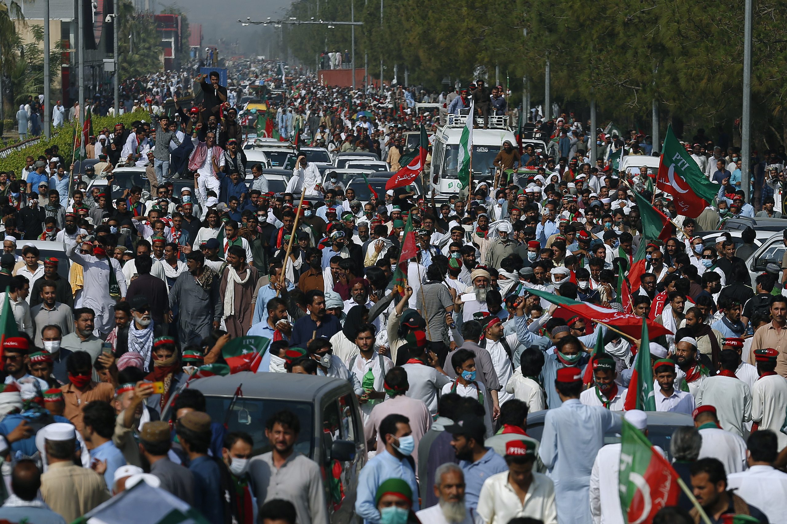 看世界两图）巴基斯坦遭罢免总理伊姆兰汗率支持者示威图再掌权