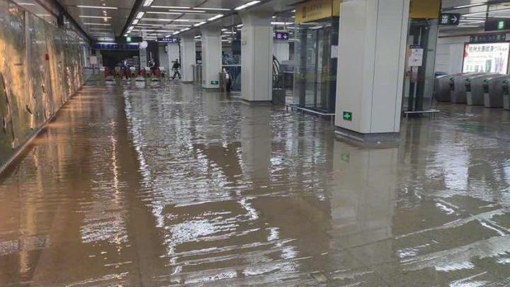 杭州地铁站湖水倒灌 5车站暂停服务