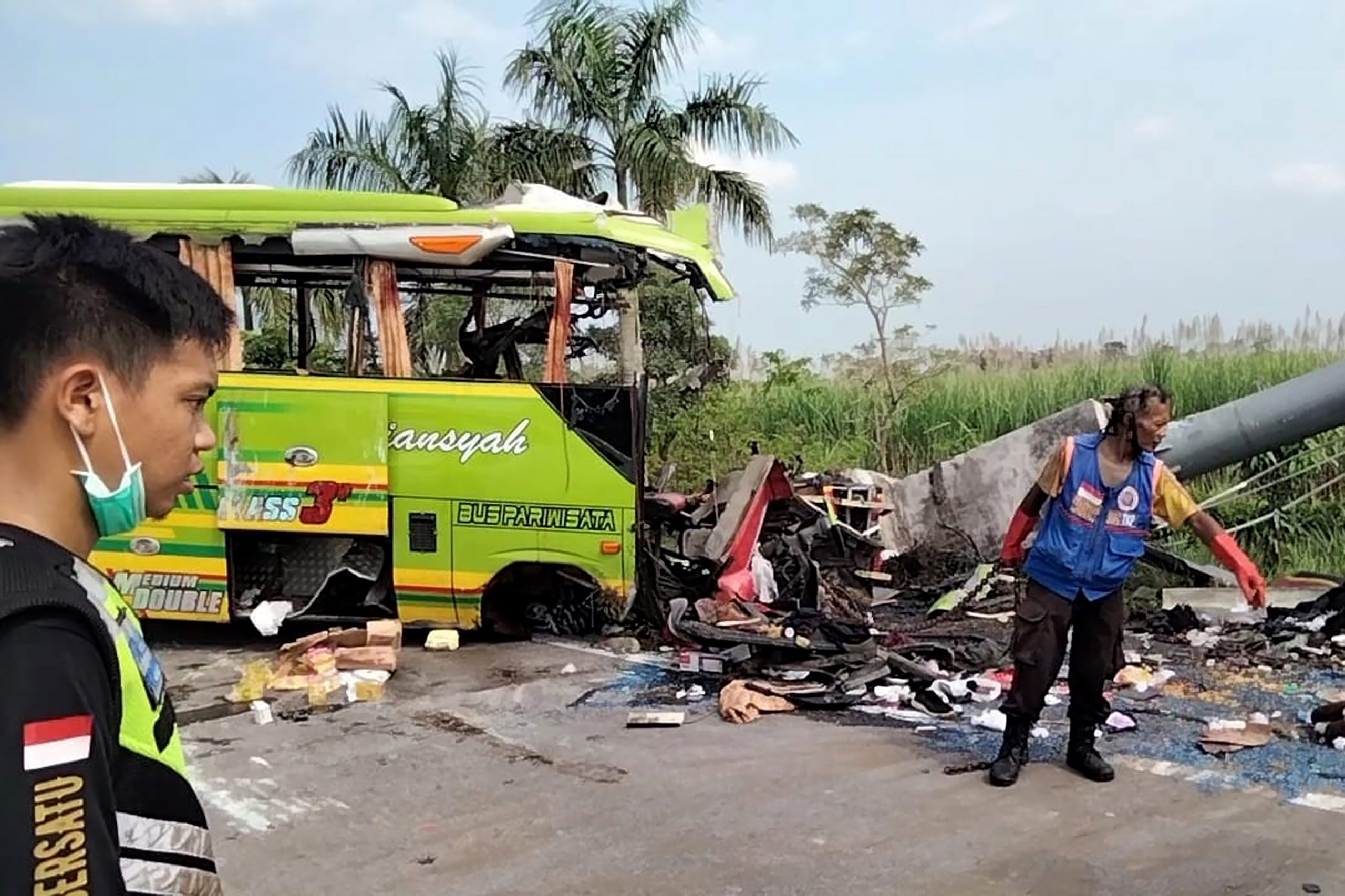 看世界（取代秘鲁） 印尼旅游巴士撞广告牌　14人死亡19人受伤