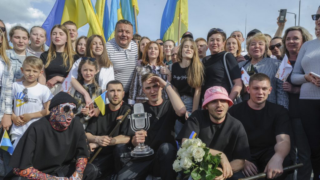 乌克兰乐团夺冠后返乡受热烈欢迎  将拍卖奖杯筹军费