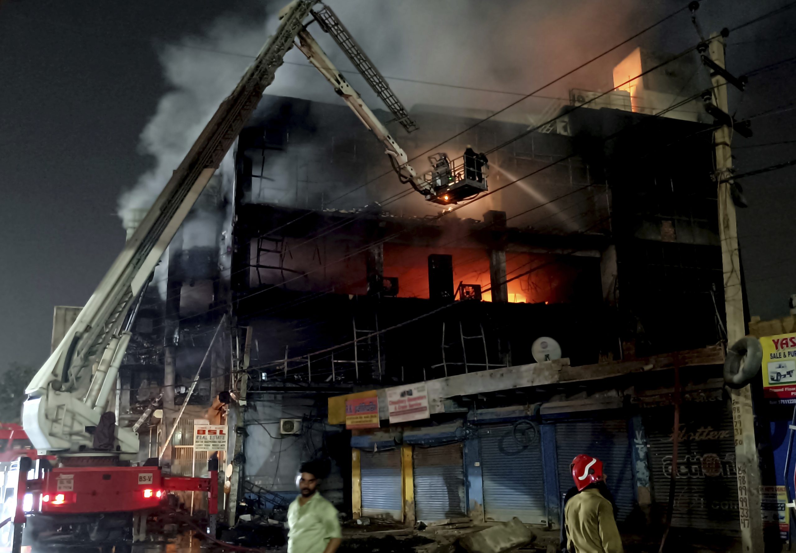 看世界／印度新德里商用建物大火 已知27死数十伤