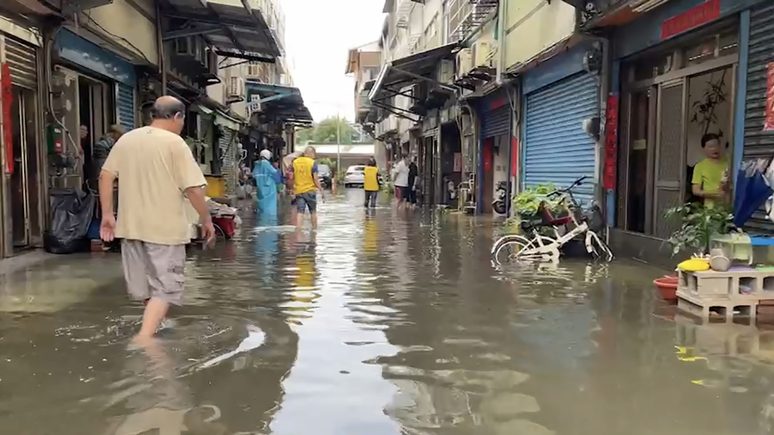 台18县市发大雨警报  雨水涌民居街道如泽国