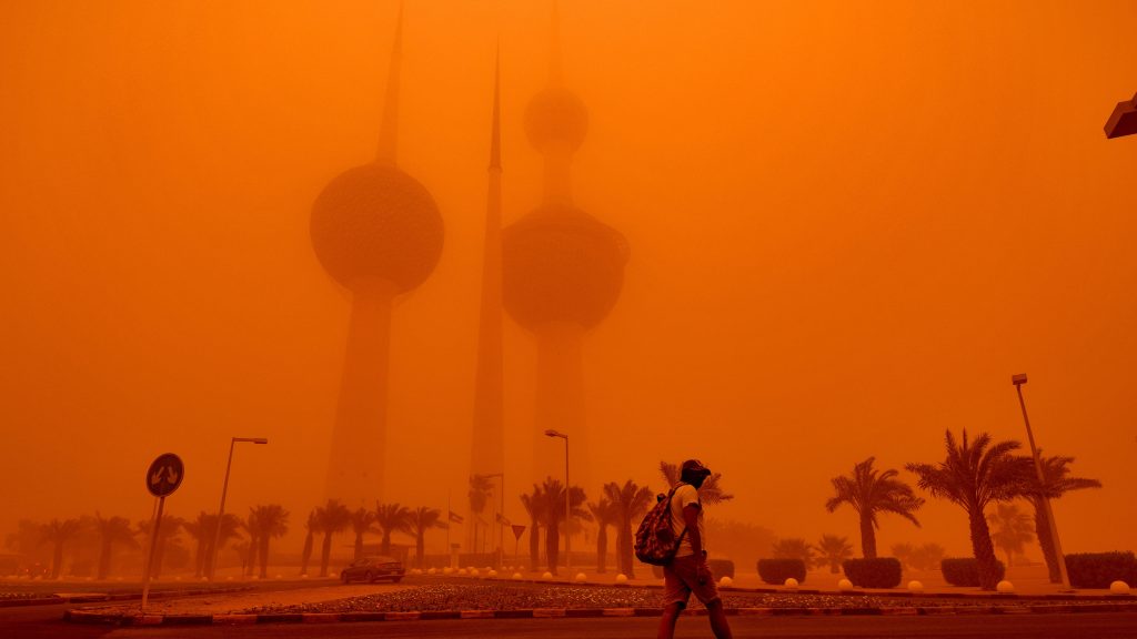 沙尘暴再袭中东　伊拉克关闭机场公共设施