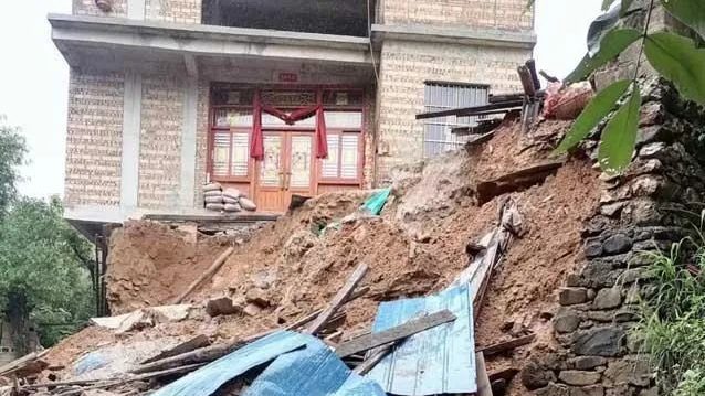突发暴雨灾害 中国两地多人遇难失联