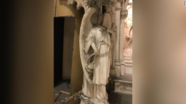 教堂内的天使雕像被“斩首”（纽约市警察局照片）(photo:SinChew)
