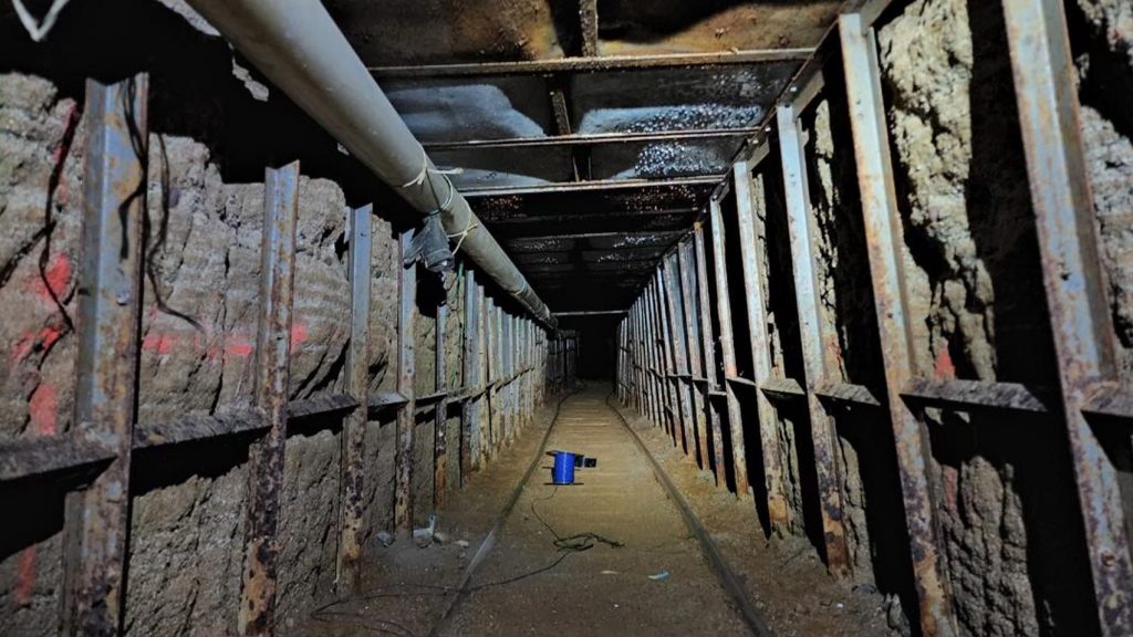 美墨边境发现毒品走私隧道      六层楼深地下配铁路系统