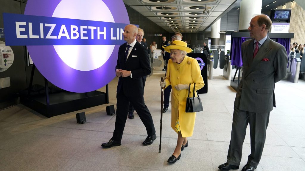 惊喜亮相伦敦地铁活动     英女王状态良好