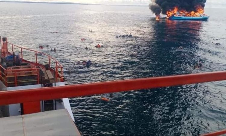 菲律宾一渡轮起火 乘客跳海逃生 至少7死