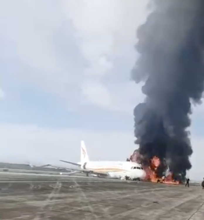 西藏航空客机　在重庆江北机场冲出跑道起火传逾40伤