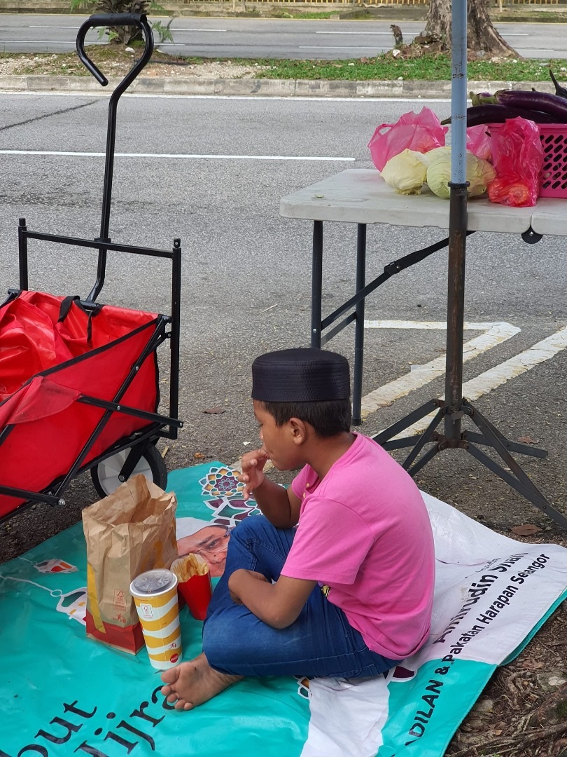 视频 | 10岁小男孩路边卖菜·独过开斋节 遇到好心人