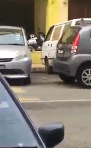 视频 | 双重泊车被挡路·Myvi女司机砸碎车窗移车！