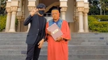 视频 | 父缺席学士毕业礼 子为父披硕士袍弥补遗憾