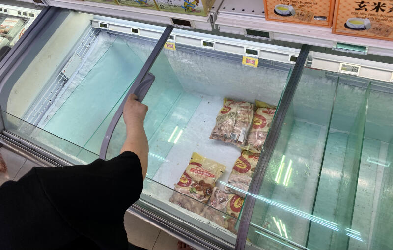 **重新签发**全国（★取代前文）：新加坡市民涌巴刹超市，抢买鲜鸡冷冻鸡