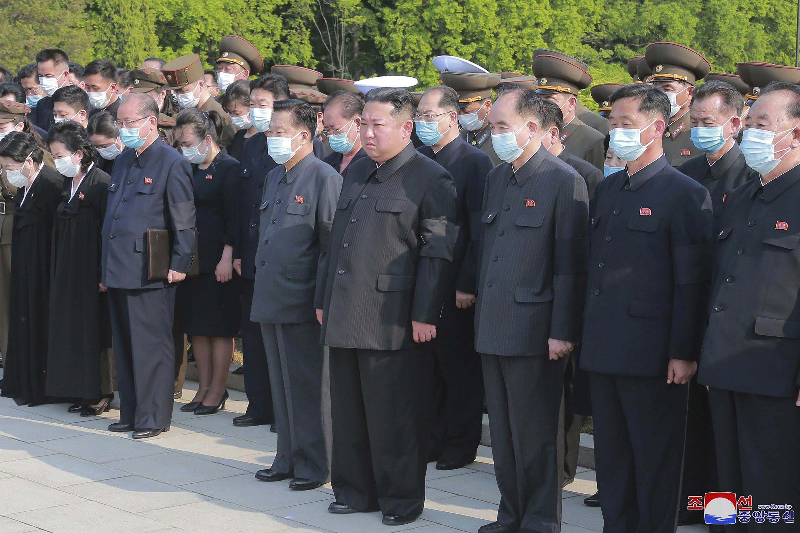 金正恩出席朝鲜元帅葬礼 亲自抬棺罕见落泪