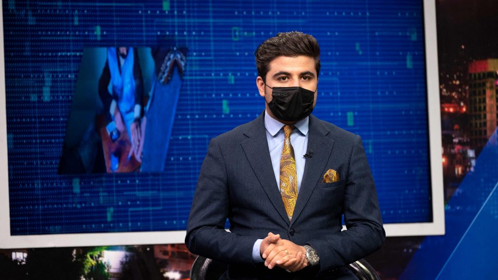 阿富汗男主播挺女同事  戴口罩向当局表示抗议