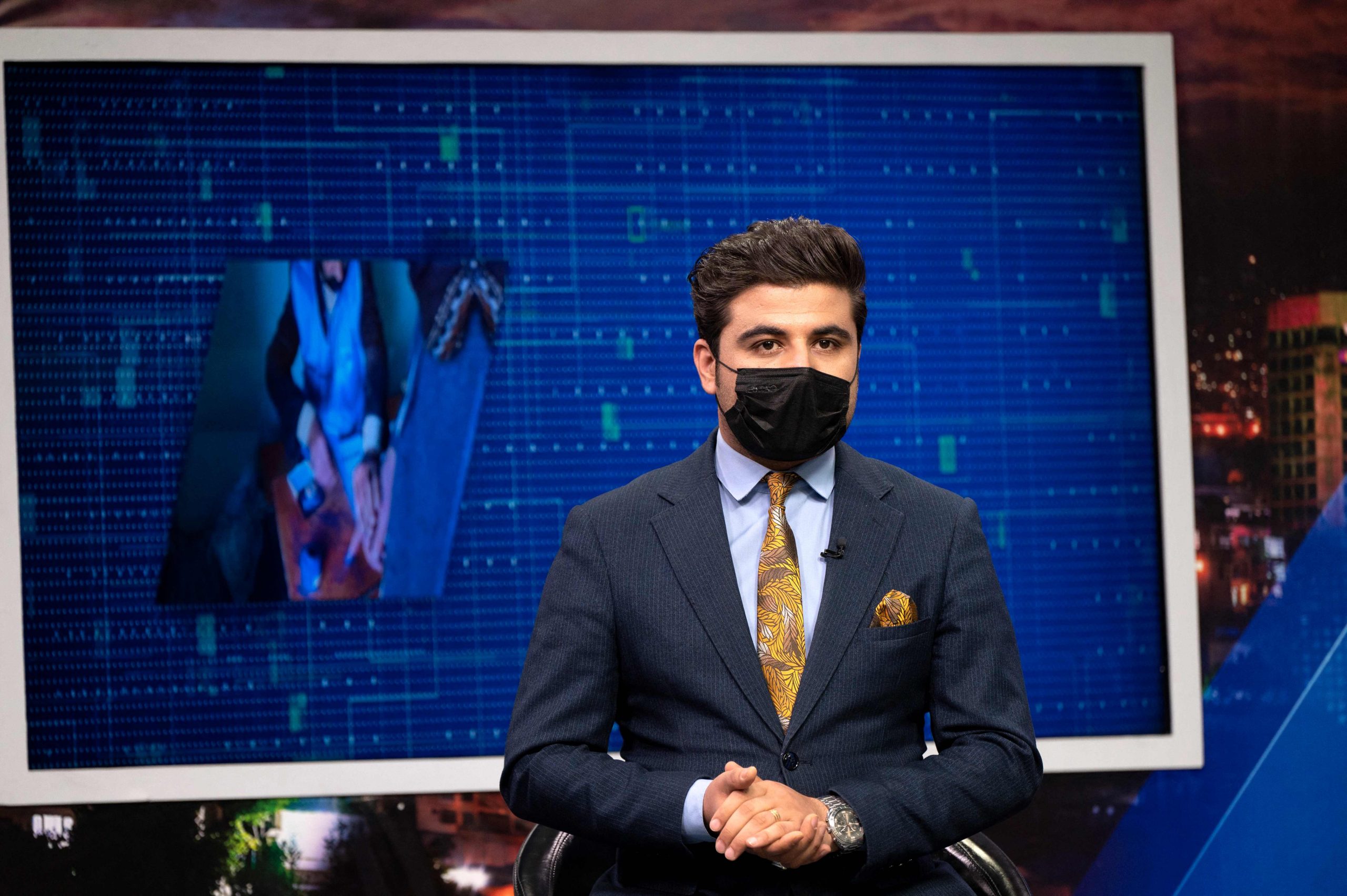 阿富汗男主播挺女同事 戴口罩向当局表示抗议