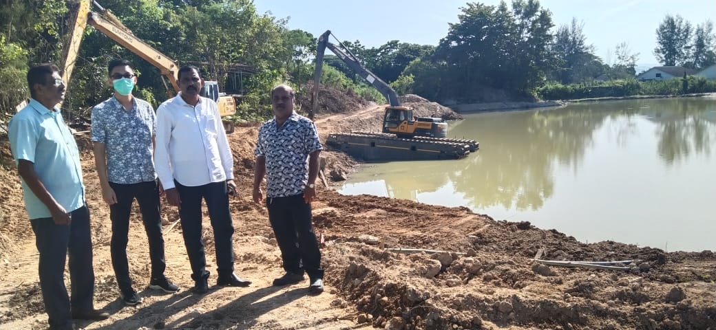 霹：国大党马华市议员一行人到竹芭西湖花园前面矿湖视察提升工程