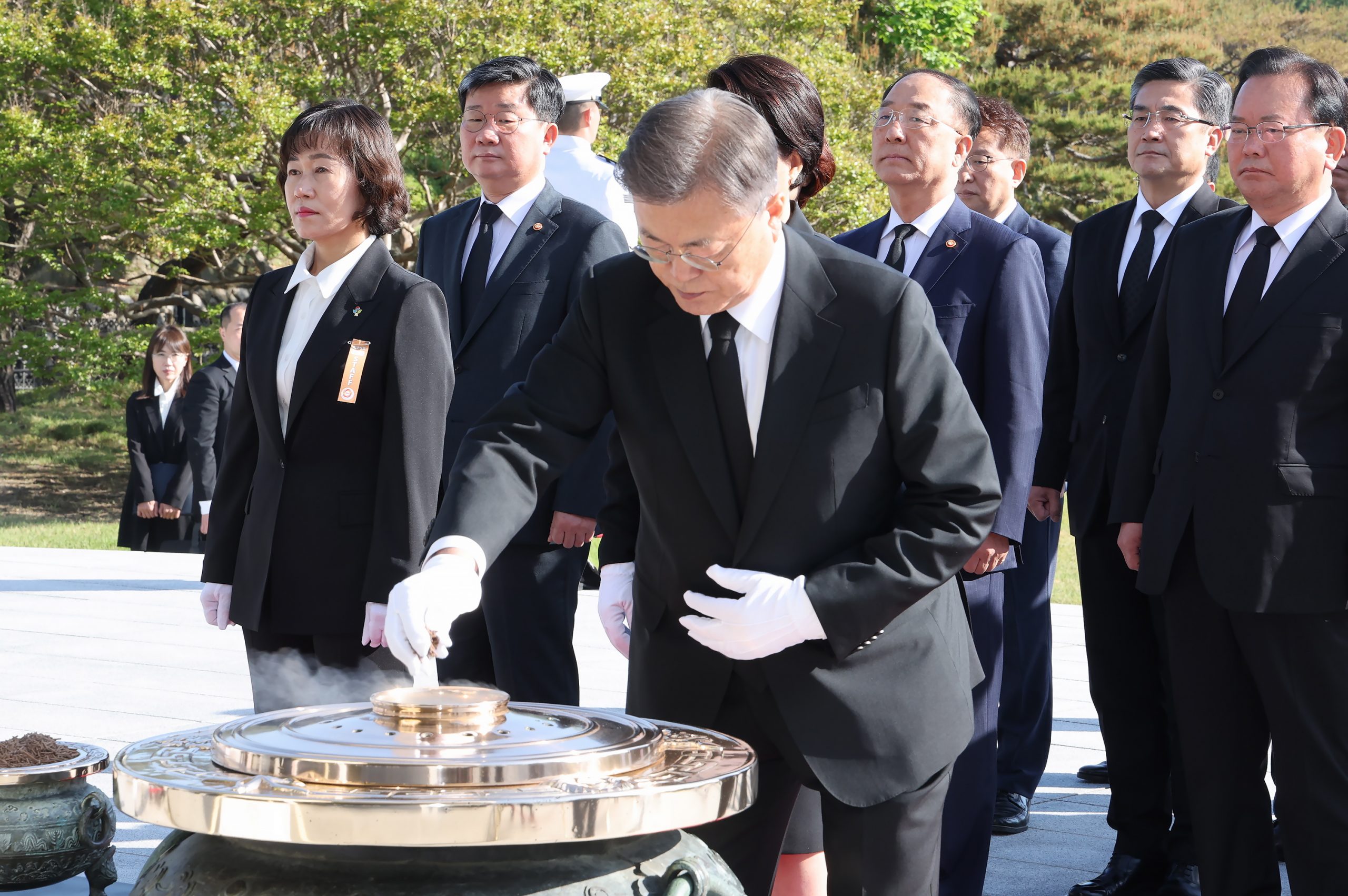 韩国总统文在寅任期将结束 傍晚在青瓦台外向民众告别   