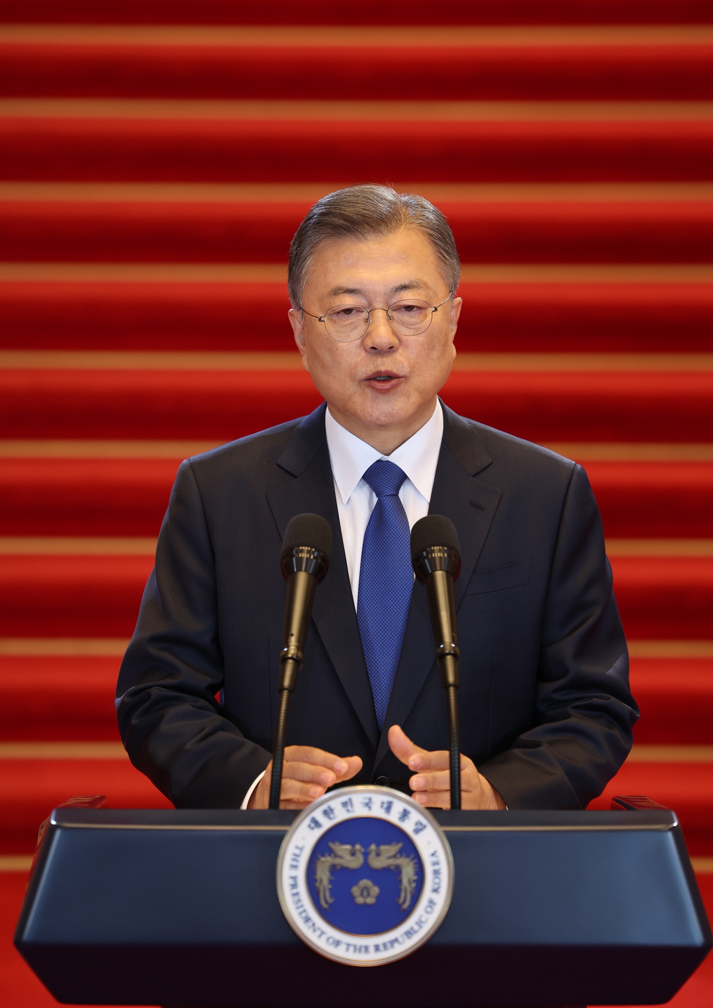 韩国总统文在寅任期将结束 傍晚在青瓦台外向民众告别   