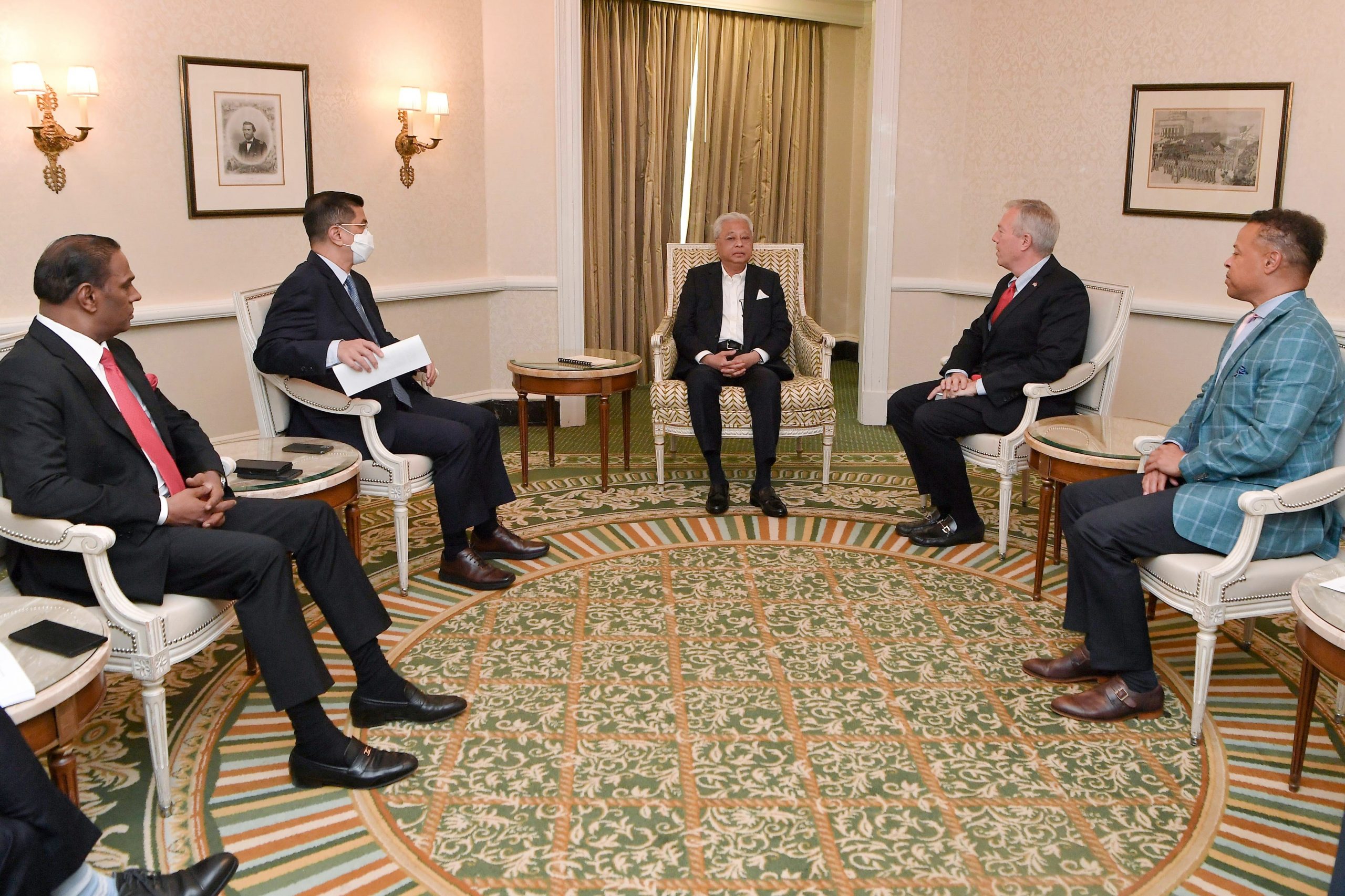 首相依斯迈沙比利(中)在周三（大马时间周四）与美国-东盟商务理事会（USABC）主席兼首席执行长特德奥修斯(右二)会面。左起是人力资源部长拿督斯里沙拉瓦南和贸工部长拿督斯里阿兹敏。(photo:SinChew)