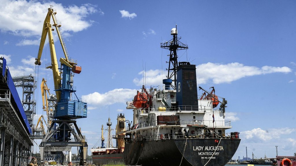 马里乌波尔解放后 首艘货船驶离港口