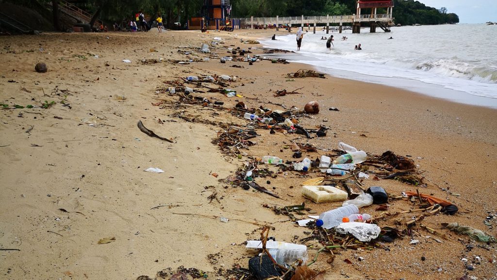 丹绒比拉拉连假迎人潮  海滩垃圾处处大煞风景