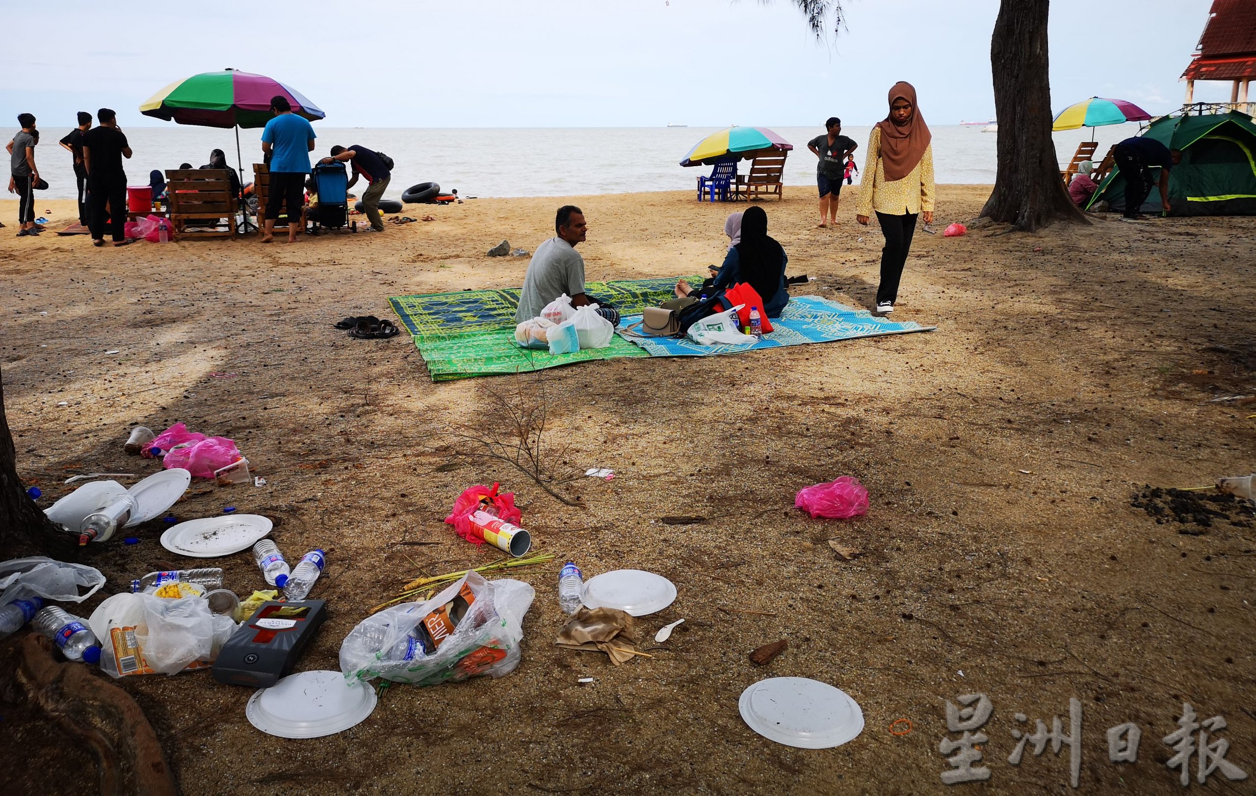 （古城封面主文）5天连假，丹绒比拉拉海边垃圾迎接访客，大煞风景