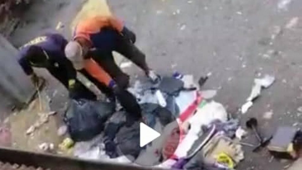 垃圾堆积4个月没清理     居民：清洁工扒开垃圾袋搜物