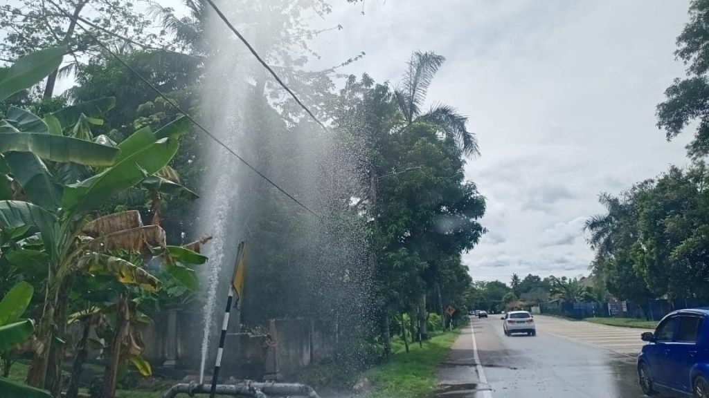 丹绒丹米雅路  车撞爆水管 喷10呎水柱