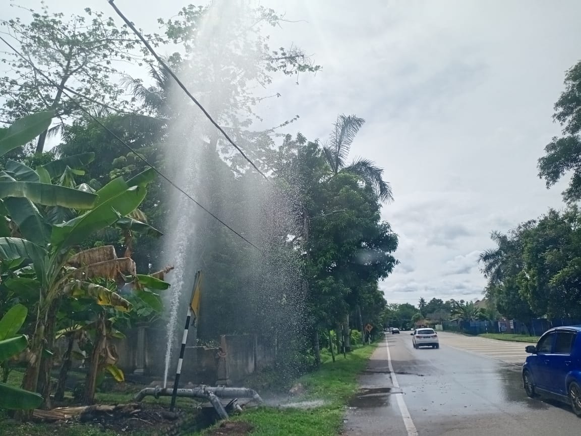 （古城版）车撞路旁大水管，水喷10呎高