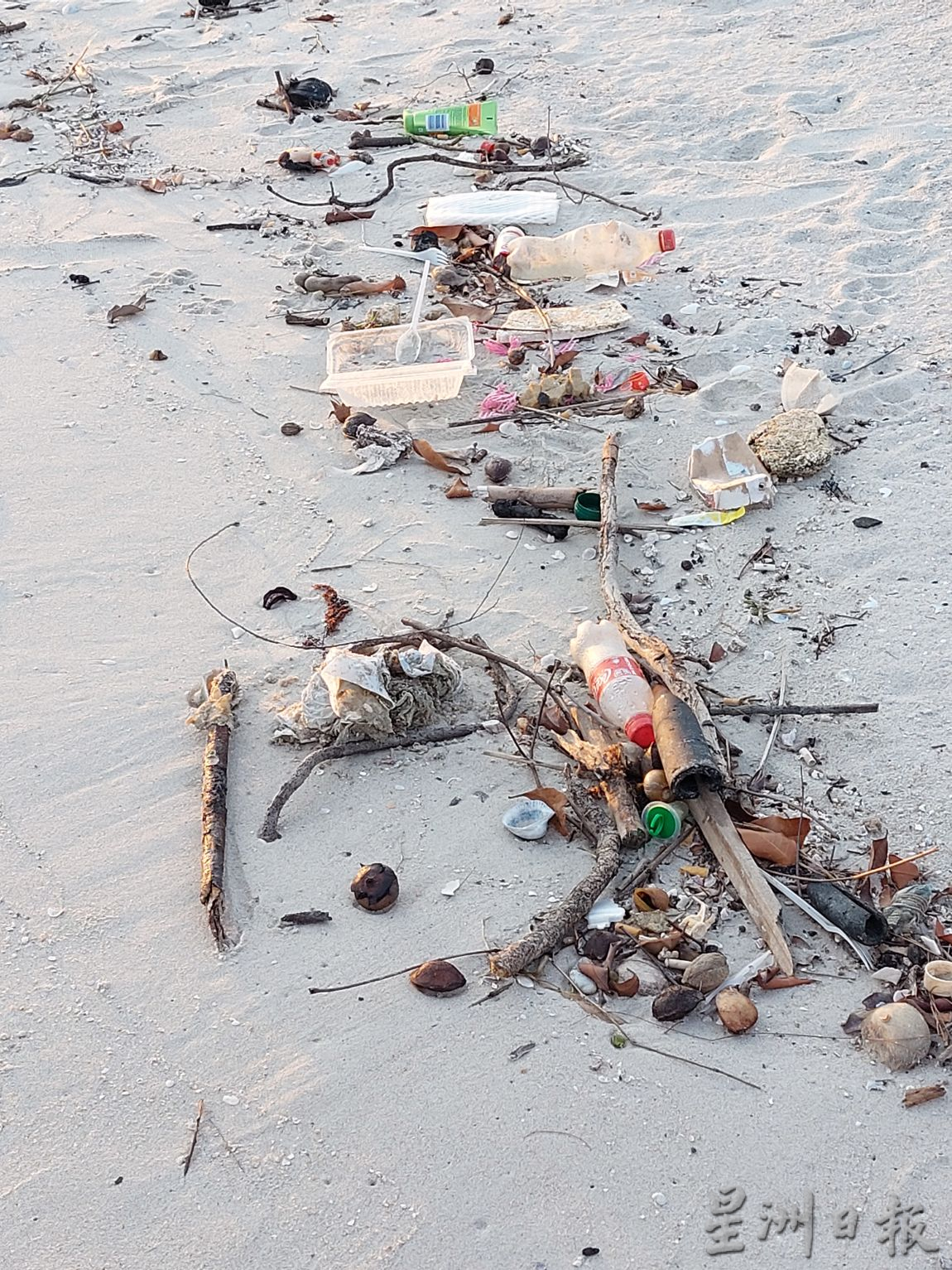 （古城第二版主文）海边留下塑料垃圾，最终使海洋生物及人类受到伤害
