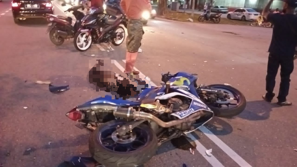 （大北马）军人骑重型摩托车与轿车相撞伤及头部当场死亡