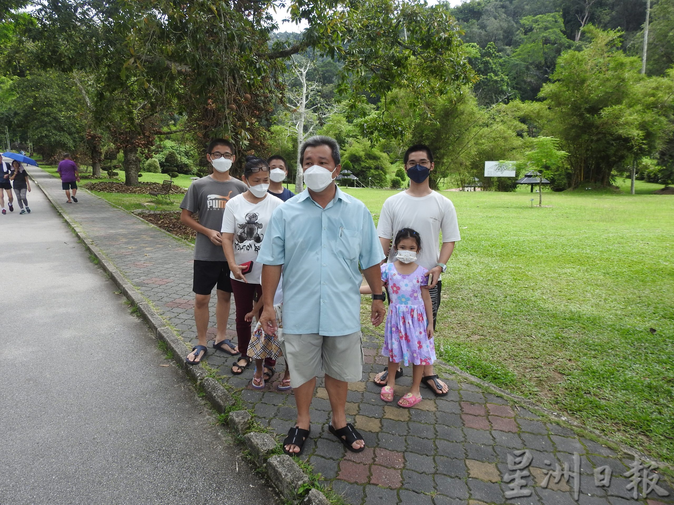 （大北马）游客脱下口罩呼吸百年植物园清新的空气